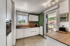 Kjøleskap, mikrobølgeovn, ovn og oppvaskmaskin