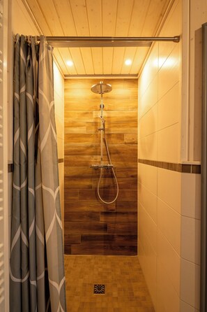 Bathroom - Schwan 307 - Modernes Großzügiges Ferienhaus im Skandinavischen Stil (Mirow)