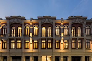 Vista frontal de la propiedad por la tarde o noche