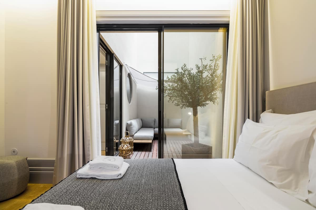 Two-bedroom Apartment With Winter Garden | 1 chambre, coffres-forts dans les chambres, chambres insonorisées