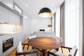 Deluxe One-bedroom Apartment | Living area | Flat-screen TV - Thomaz Palace (Porto)