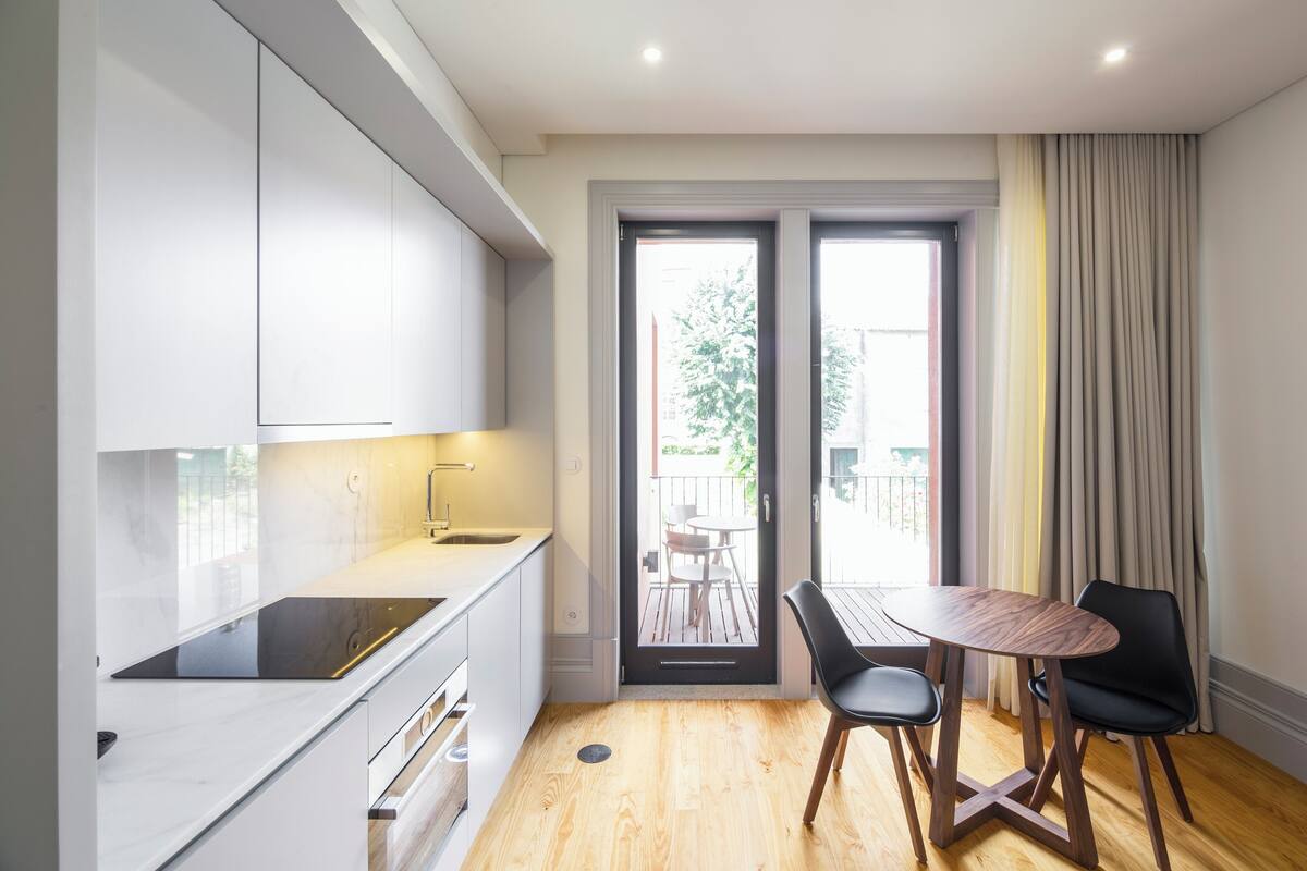 One-bedroom Apartment With Balcony | 전용 주방 | 커피/티 메이커, 냉장고, 전자레인지, 오븐