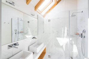 Two-bedroom Penthouse | Badeværelse | Gratis toiletartikler, hårtørrer, håndklæder, Toiletpapir