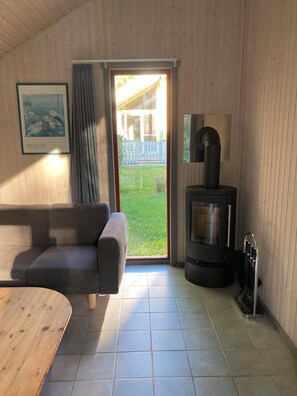 TV, caminetto, lettore DVD, impianto stereo