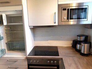 Wasserkocher mit Kaffee-/Teezubehör, Kühlschrank, Mikrowelle, Ofen