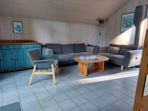 TV, caminetto, lettore DVD, impianto stereo