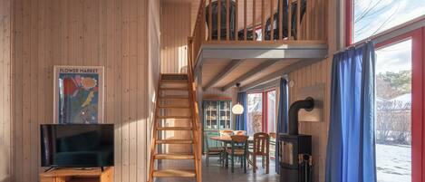 Televisión y chimenea