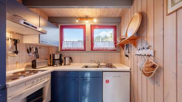 Een koelkast, een oven, een kookplaat, een vaatwasser