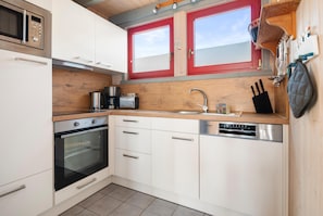 Jääkaappi, mikroaaltouuni, uuni, liesi