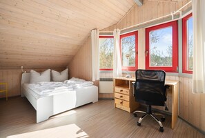 2 makuuhuonetta, työpöytä, vauvan matkasänky, ilmainen Wi-Fi