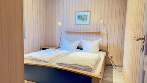 3 habitaciones, escritorio y tabla de planchar con plancha 