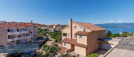 Family Apartment, Multiple Bedrooms, Sea Facing (Beachfront Apartment Betty) | Exterior