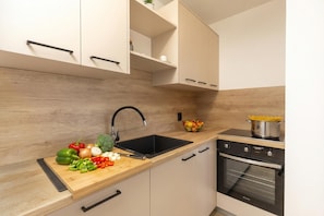 冷蔵庫、オーブン、コンロ、食器洗い機