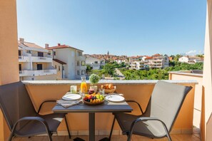 Familienapartment, Mehrere Schlafzimmer, Meerseite (Beachfront Apartment Betty) | Speisen im Freien