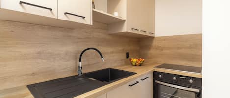 Apartamento familiar, varias habitaciones, mirando al mar (Beachfront Apartment Betty) | Cocina privada | Frigorífico, horno, placa de cocina y lavavajillas