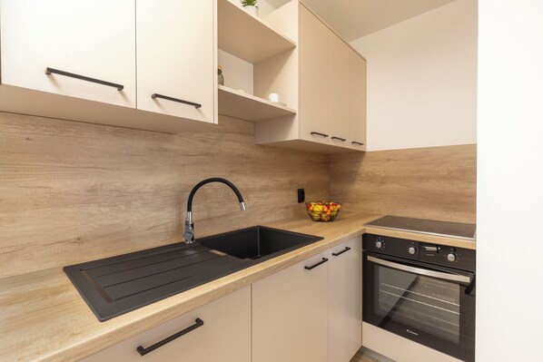 Familie appartement, meerdere slaapkamers, uitzicht op zee (Beachfront Apartment Betty) | Privékeuken | Een koelkast, een oven, een kookplaat, een vaatwasser