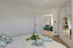 Family Apartment, Multiple Bedrooms, Sea Facing (Beachfront Apartment Betty) | 1 bedroom, free WiFi, bed sheets - Beachfront Apartment Betty (Vrbnik)
