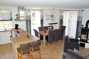 Kjøleskap, ovn, kokeplater og oppvaskmaskin