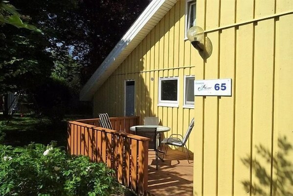 Guests can dine or relax on the outdoor deck with a table and chairs.