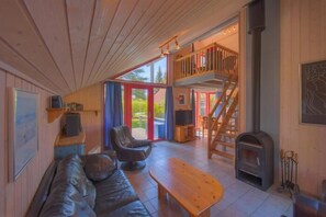 Una televisión, una chimenea