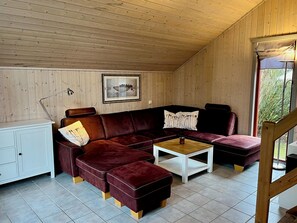 Una televisión, una chimenea