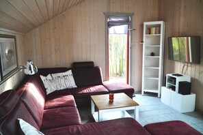 Una televisión, una chimenea