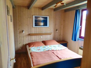 3 slaapkamers, een strijkplank/strijkijzer, reisbedje, gratis wifi