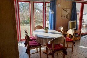 Dining - Wildgans 158 - Klassisches Skandinavisches Ferienhaus für bis zu 6 Personen (Mirow)