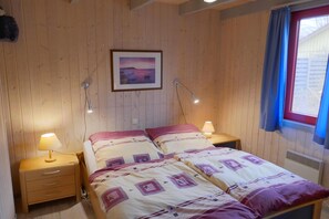 2 habitaciones, escritorio, tabla de planchar con plancha y wifi gratis 