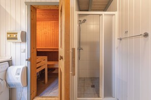 Shower - Wildgans 193 - Klassisches Skandinavisches Ferienhaus für bis zu 6 Personen (Mirow)