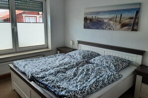 5 bedrooms, iron/ironing board, free WiFi, bed sheets - Large holiday home Comfortable holiday residence (Butjadingen)