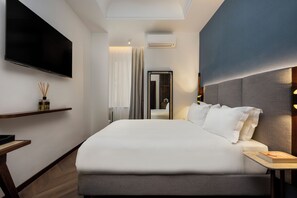 Deluxe Double Room, City View | Minibar, in-room safe, desk, blackout drapes - Boutique Hotel Piedra Rome City Centre (Rome)