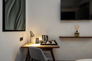 Deluxe Double Room, City View | Minibar, in-room safe, desk, blackout drapes - Boutique Hotel Piedra Rome City Centre (Rome)