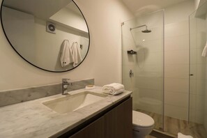 Shower, hair dryer, towels, shampoo - w* | Marvelous 2BR with Modern Deco in Miraflores (Miraflores)