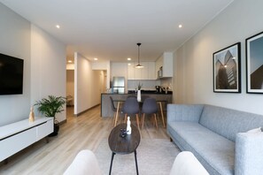 TV, offices - w* | Marvelous 2BR with Modern Deco in Miraflores (Miraflores)