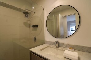 Bruser, hårtørrer, håndklæder, Shampoo