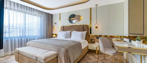 Habitació d'hotel moderna amb un llit gran, un escriptori i una cadira.