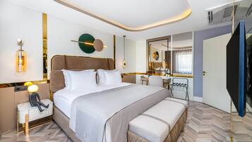 Ropa de cama de alta calidad y caja de seguridad en la habitación