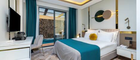 Habitación de hotel moderna con cama, escritorio, silla, televisor y vista a una piscina.