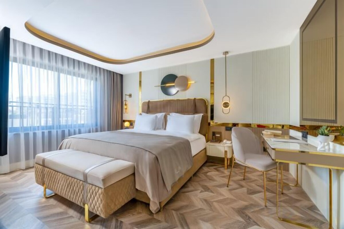 Premium bedding, in-room safe, laptop workspace, blackout drapes