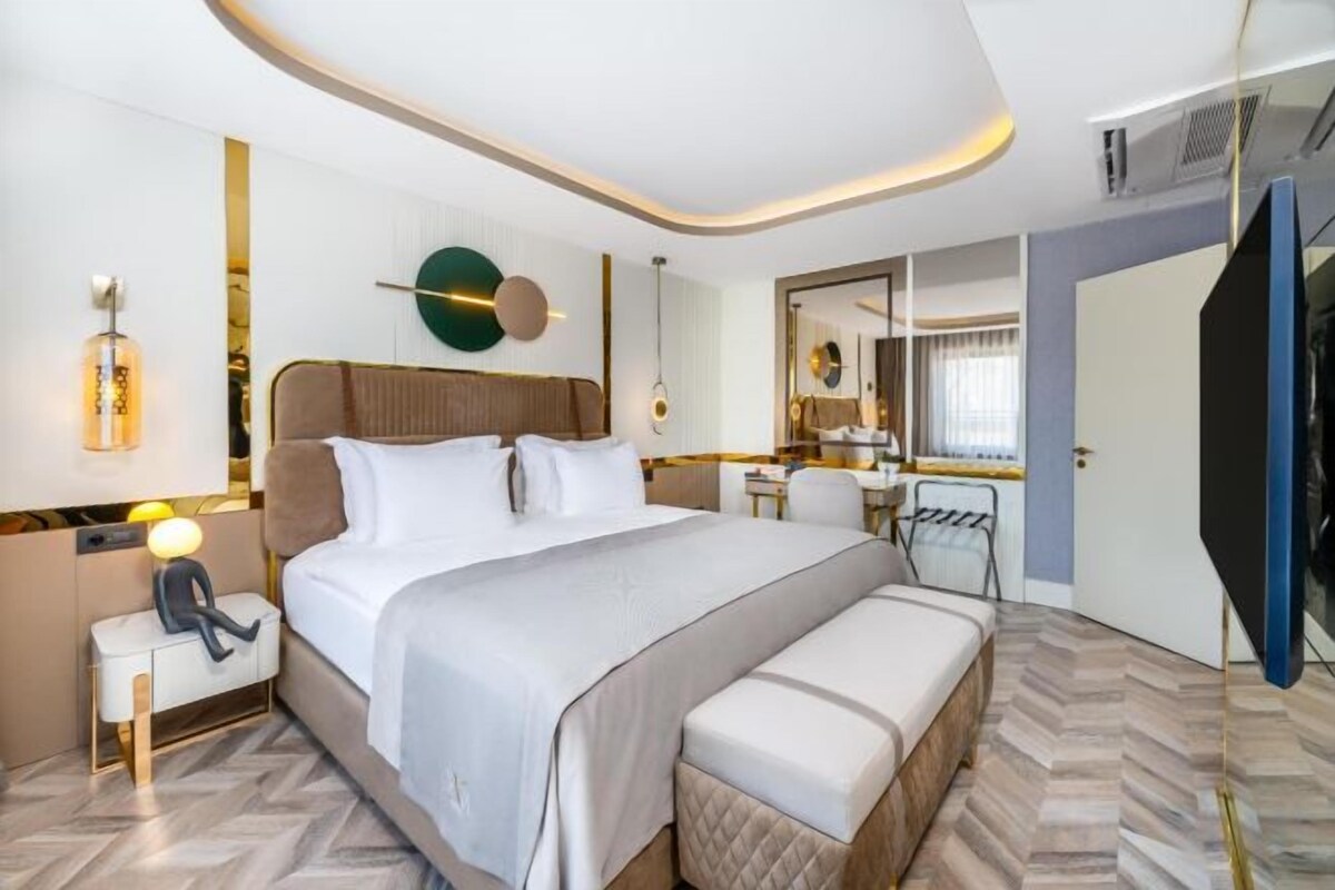 Premium bedding, in-room safe, laptop workspace, blackout drapes
