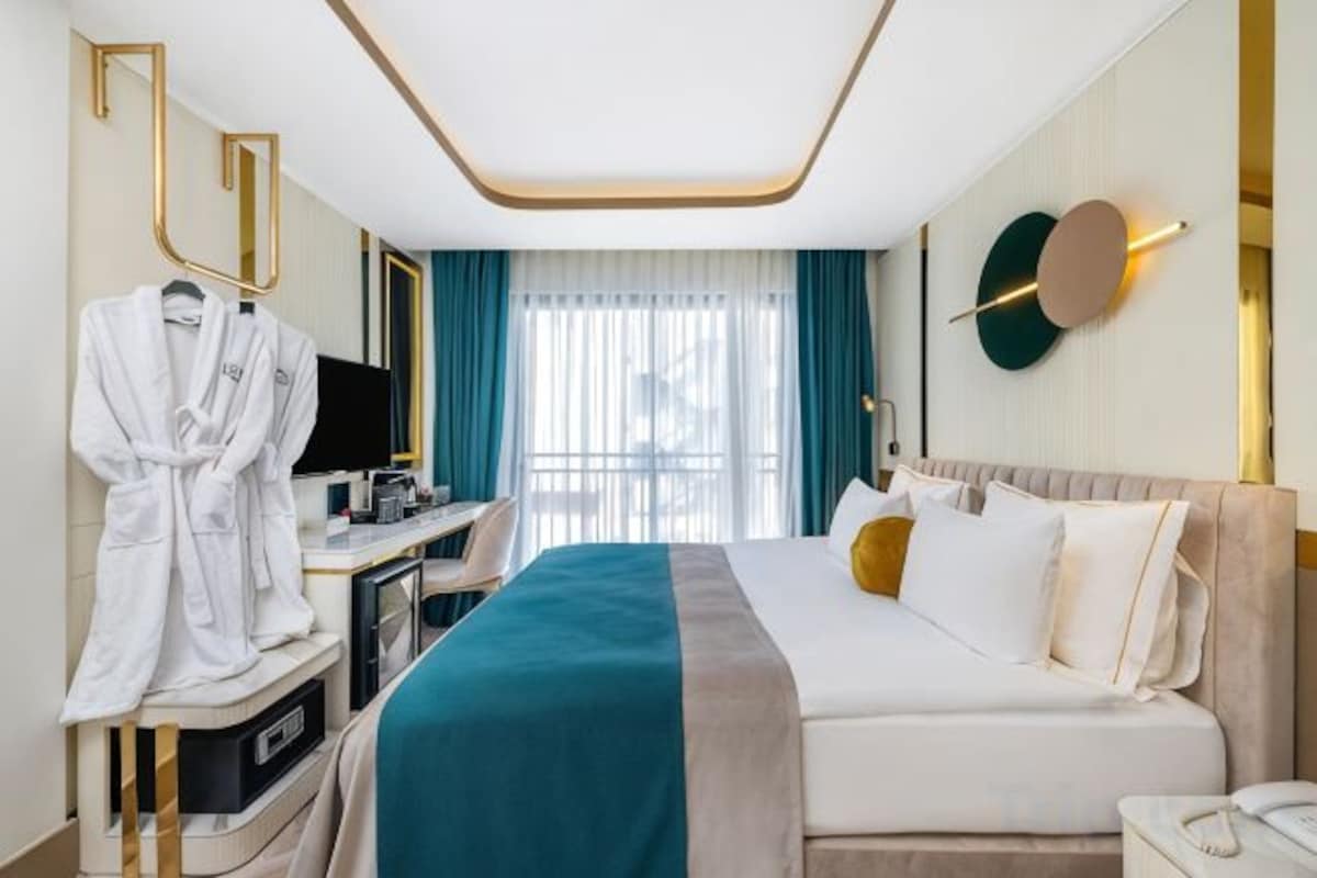 Premium bedding, in-room safe, laptop workspace, blackout drapes