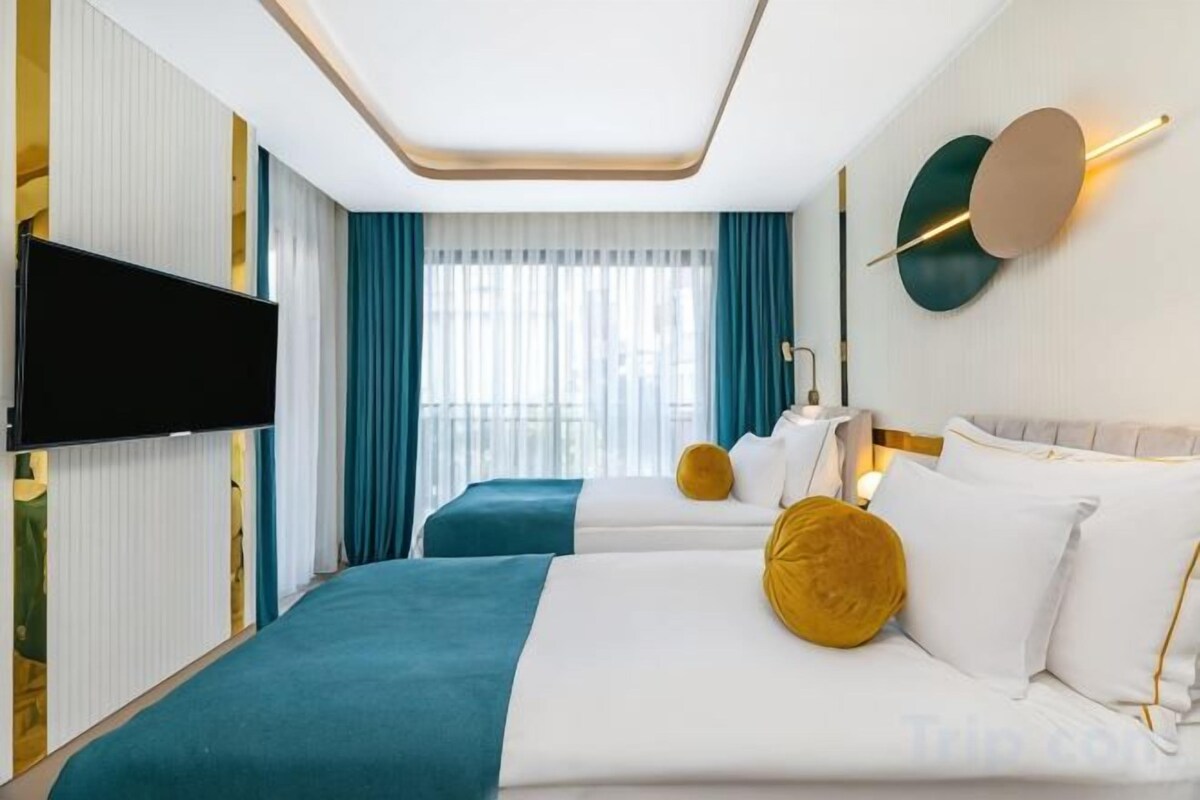 Ropa de cama de alta calidad y caja de seguridad en la habitación
