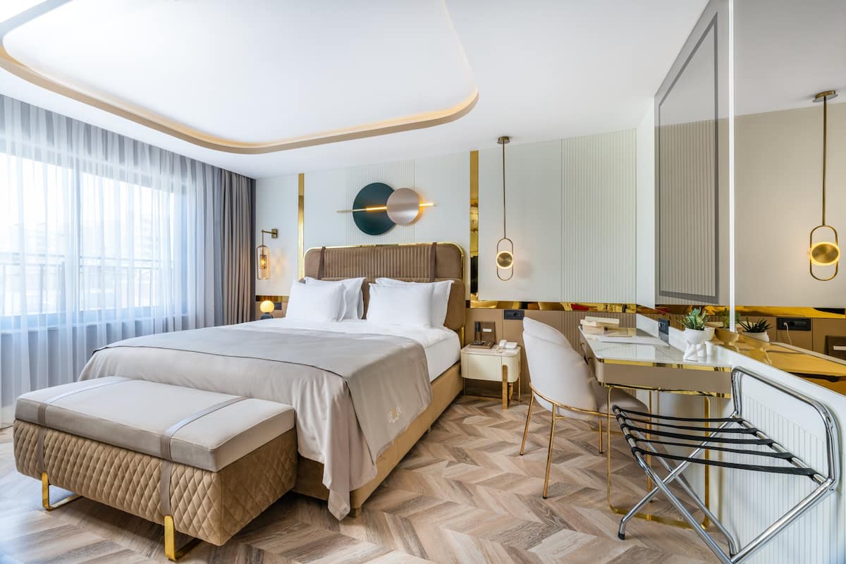 1 bedroom, premium bedding, in-room safe, laptop workspace