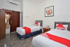 Free WiFi, bed sheets - OYO 634 Elga Sastro Inn Syariah (Yogyakarta)