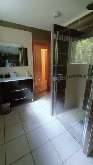 タオル、トイレットペーパー