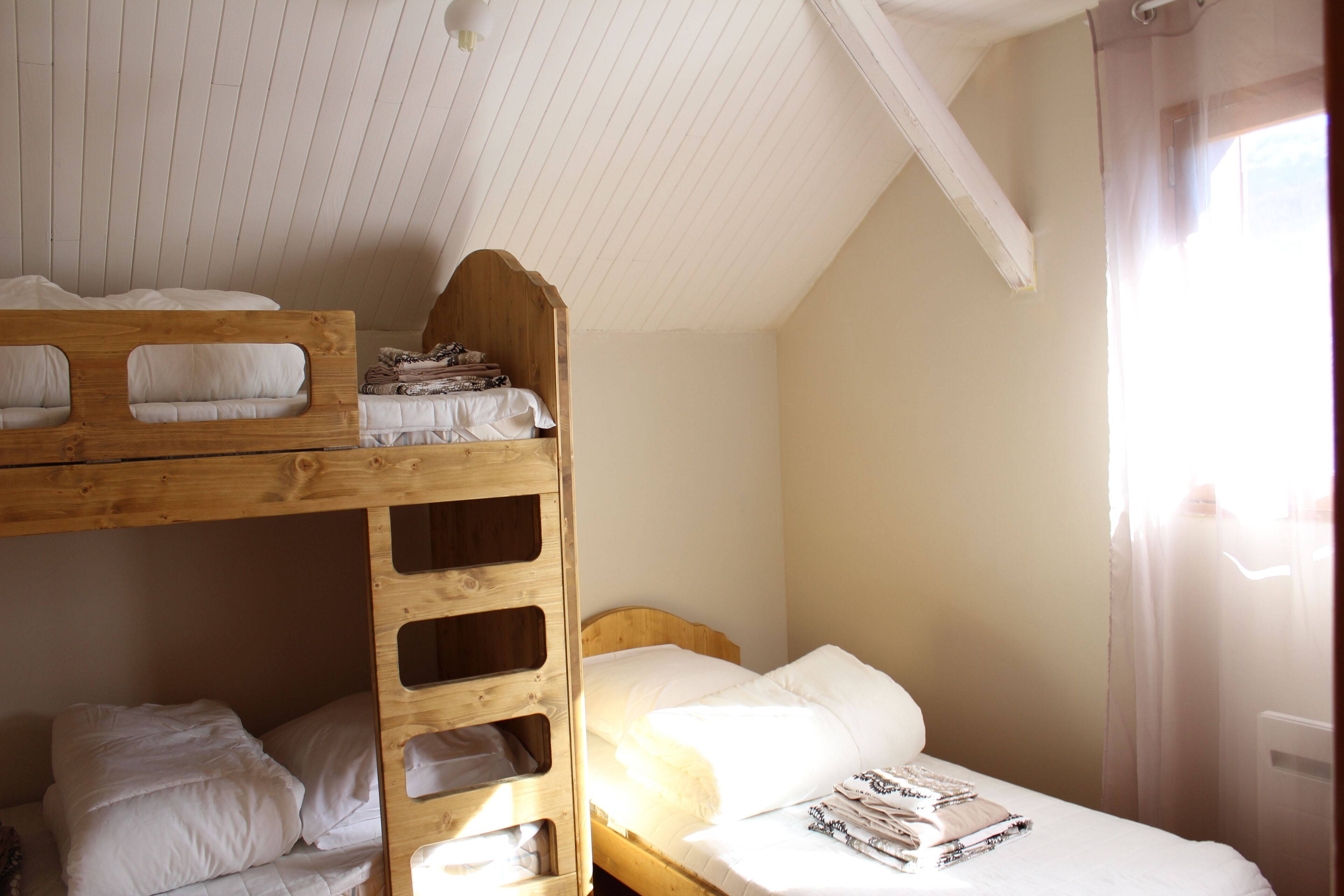 3 bedrooms, iron/ironing board, WiFi, bed sheets