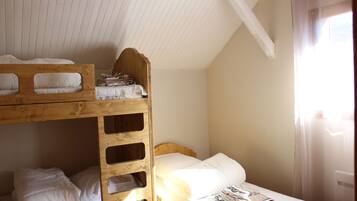 3 bedrooms, iron/ironing board, WiFi, bed sheets