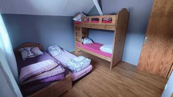 3 bedrooms, iron/ironing board, WiFi, bed sheets