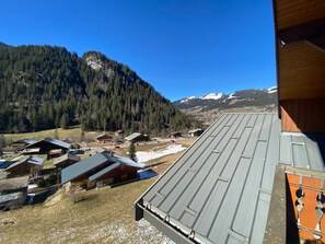 View from property - Charming duplex with balcony, near ski and shuttle, parking, WIFI (Châtel)